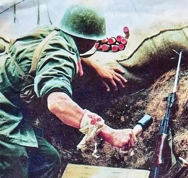 1984年，一22岁战士误闯入一个山洞，他发现里面竟都是女人，然而就在战士摸出手