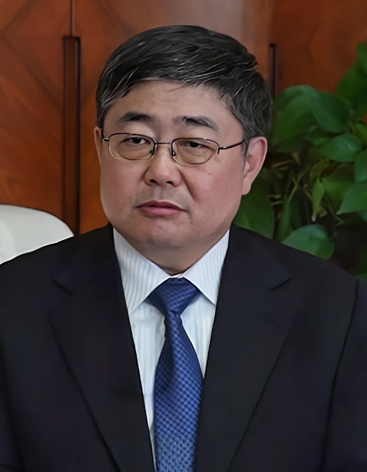 我建议：台湾中天网络台把常驻嘉宾栗正杰换成吕礼诗。一、栗正杰最近在《辣晚报》节