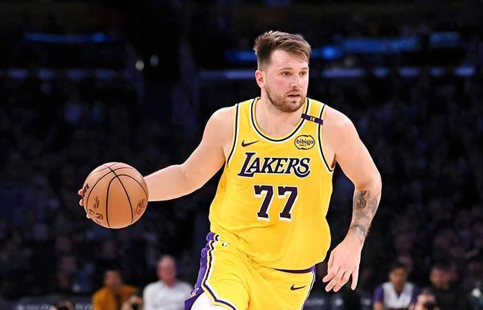 据湖人队相关媒体透露，近日湖人队内几位球员在与东契奇交流时，好奇地问起他当年被独