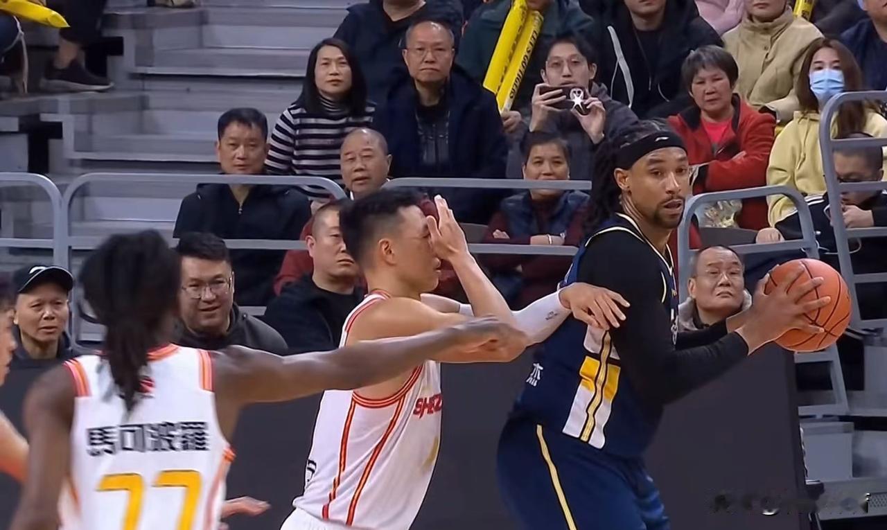 昨晚的广东德比，有多少球迷发现了贺希宁这一动作？虽然是为了保护已经受伤的脸部