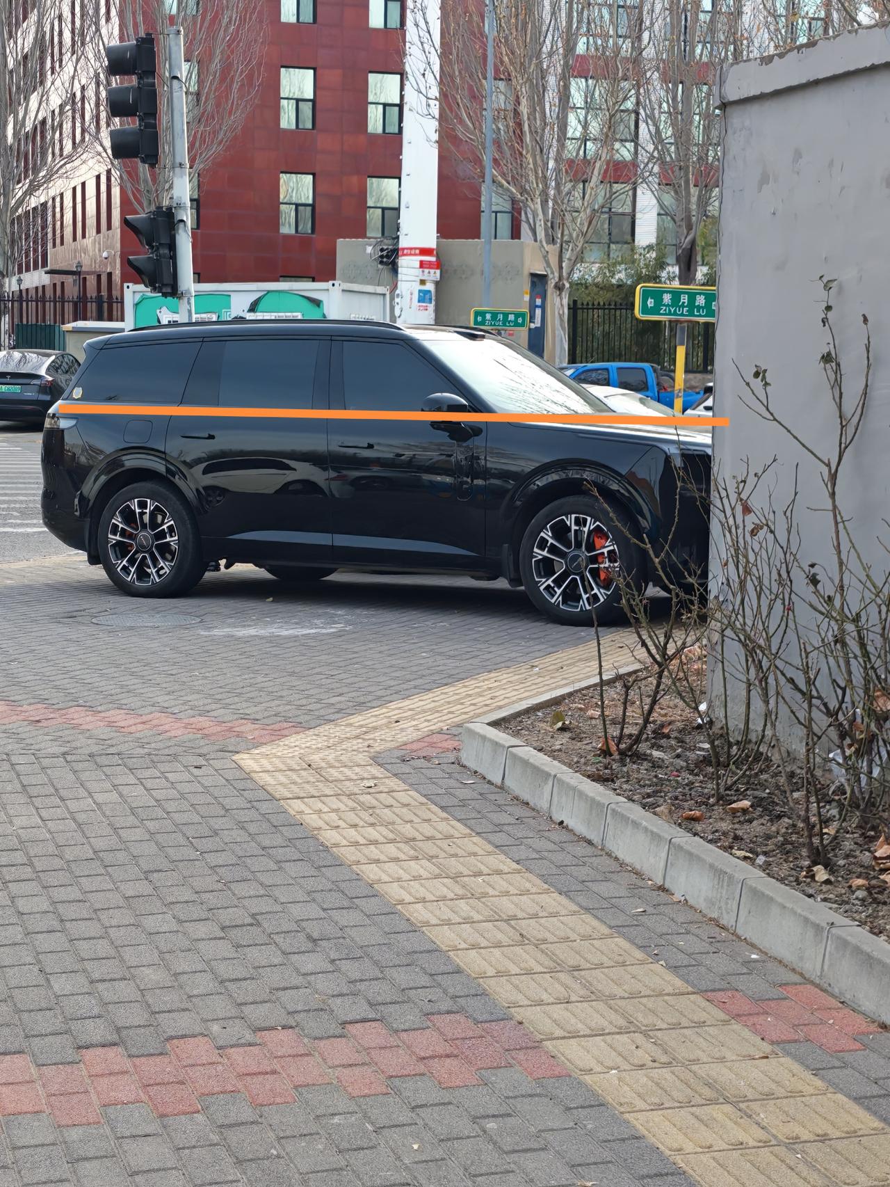 领克900的11月和12月的销量往下走，可能有国补政策退出的影响，也有新的大型S