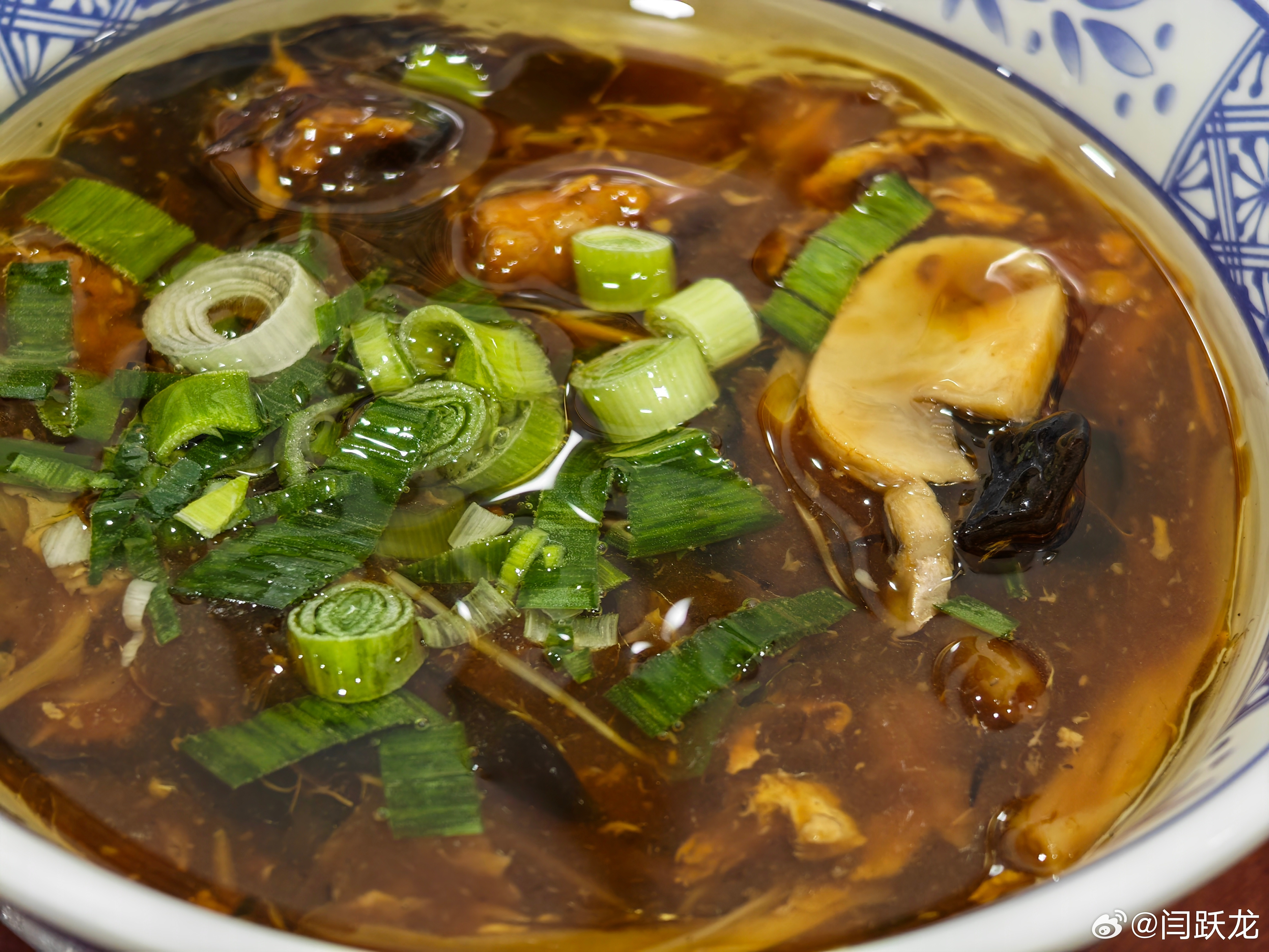 吃个炸酱面和炸灌肠。