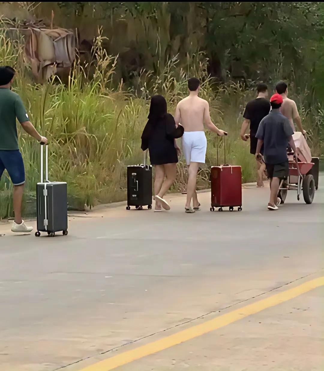 泰柬边境炮火连轰，电诈分子慌成丧家之犬！泰柬边境这出大戏太解气，战火烧遍6