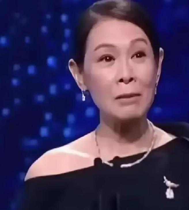 56岁的刘若英，最近在节目里聊高龄生育。她41岁结婚，婚后三年没少折腾备孕。打促