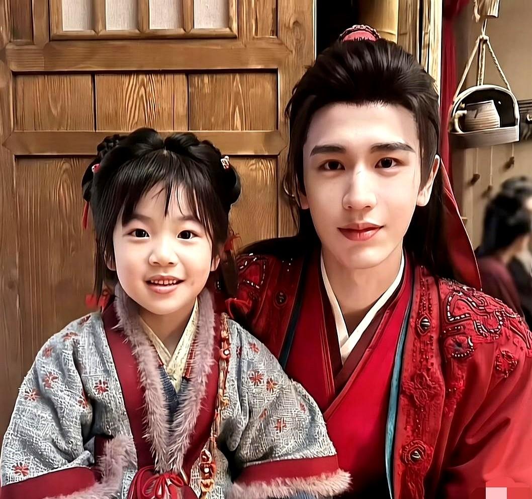 谁能想到，追《逐玉》的观众，最后全被一个小丫头圈粉了。本以为小长宁（曹晏宁