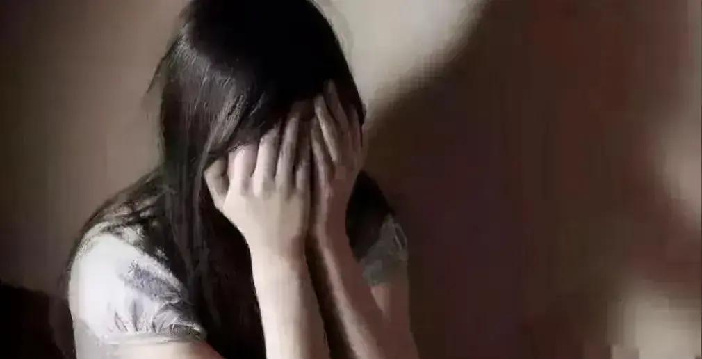 山西，男子见未婚妻晚上穿裙子出门，顿时怒火中烧，将未婚妻带回家后与其发生了关系。