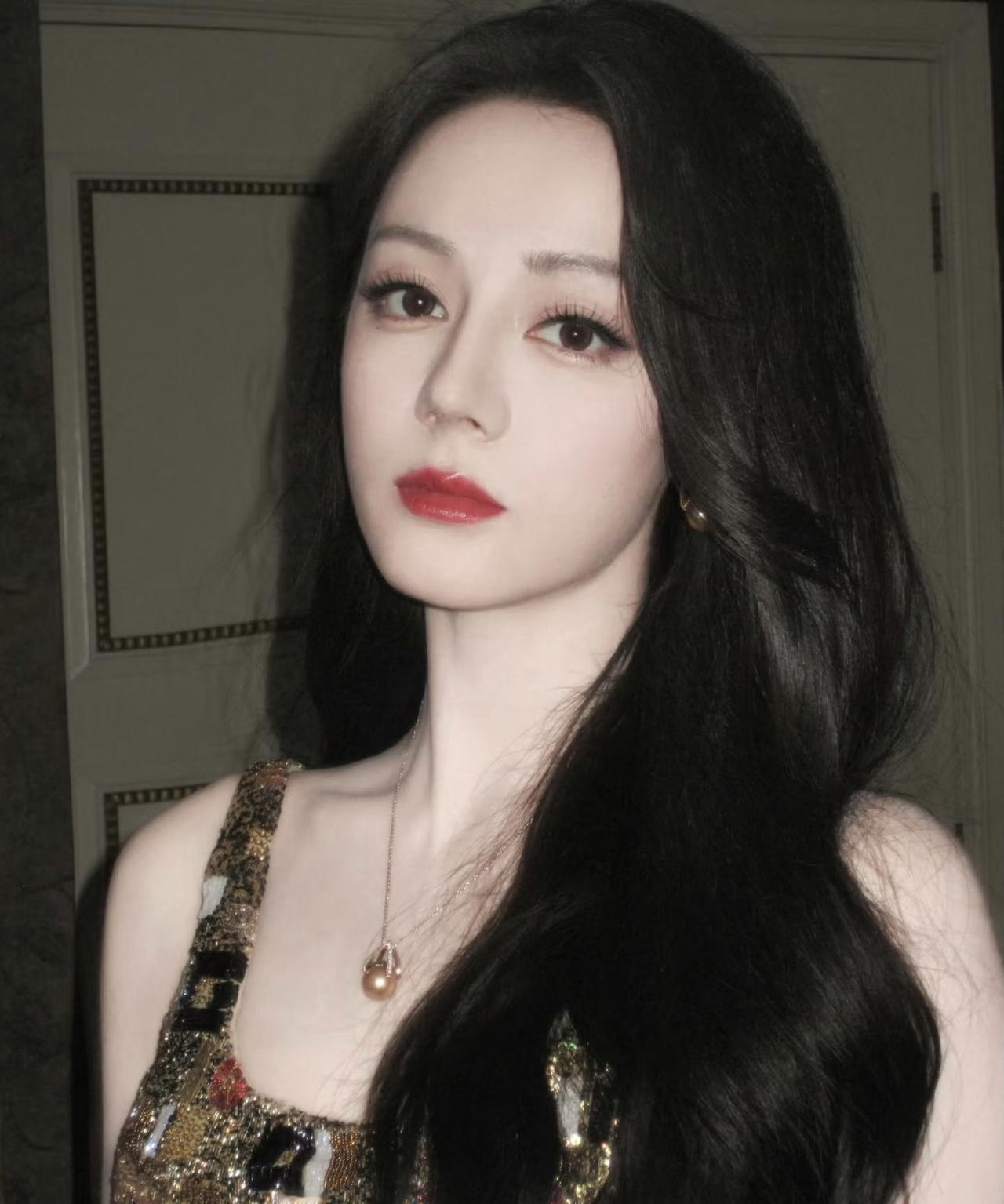 迪丽热巴估计要坐不住了，不是因为新剧《枭起青壤》收视不好，也不是因为观众