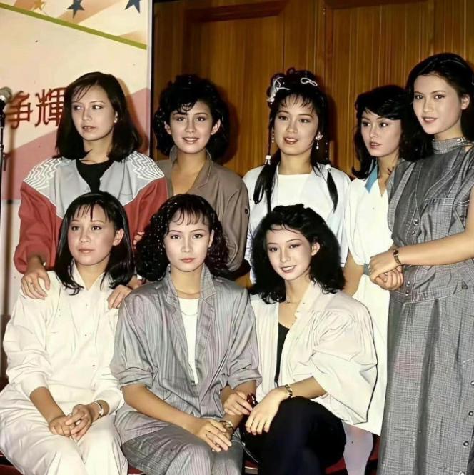 老一代香港大美女们的合照，你能认出几个？我就认出一个，刘嘉玲感觉她还是这群女