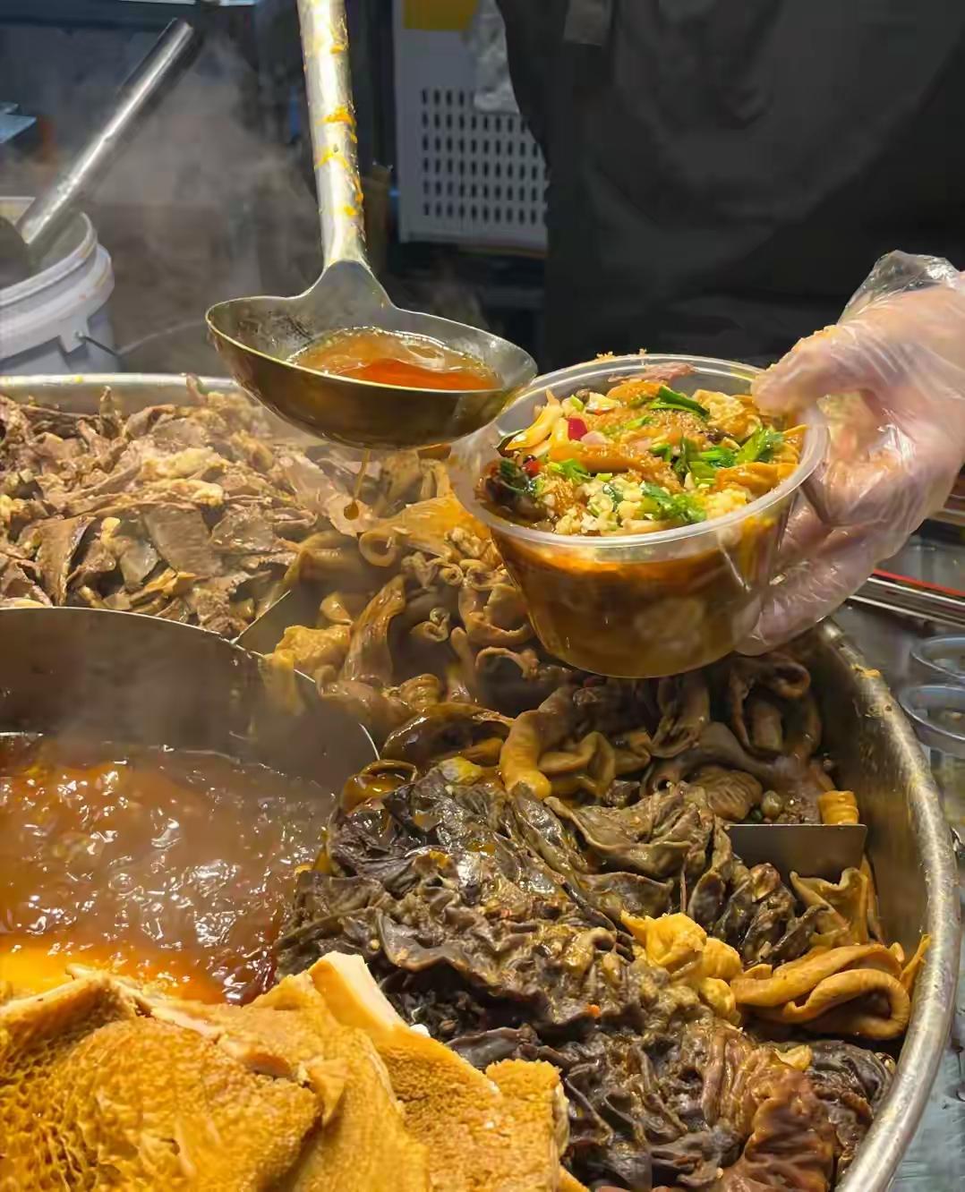 夫妻工厂倒闭后摆摊卖牛杂，学了一个月信心满满，结果两天仅卖50元，最终放弃。这