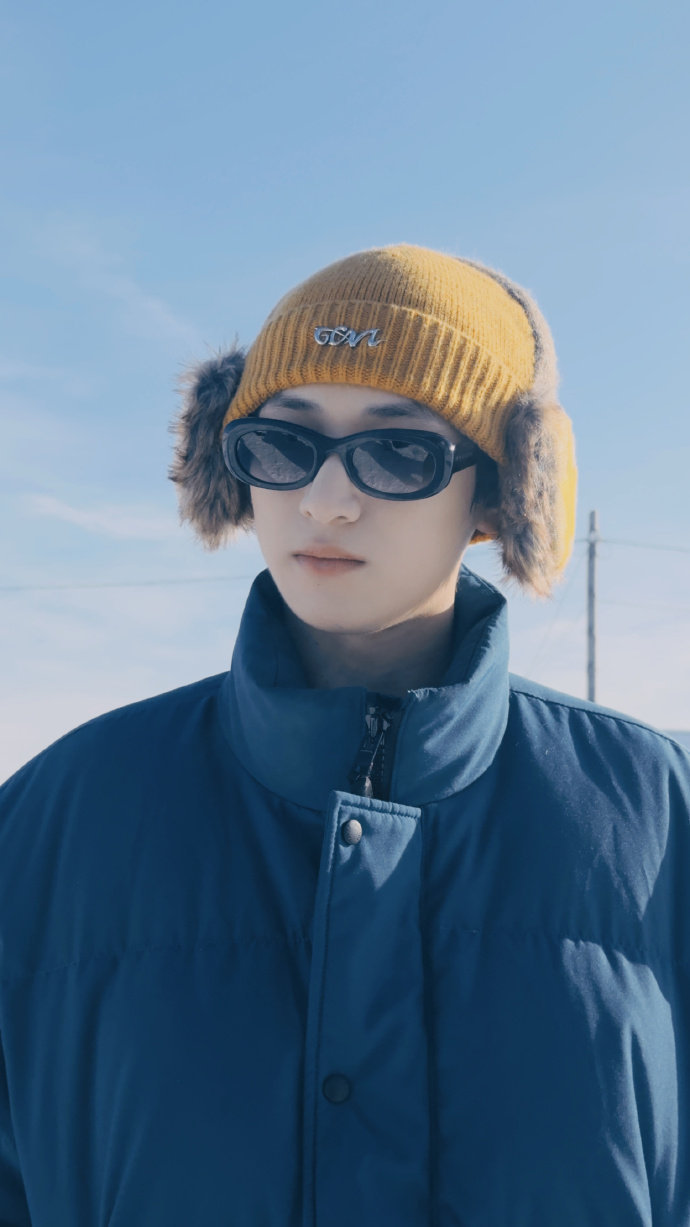 严浩翔发了旅行明信片严浩翔旅行明信片接收这个来自严浩翔的旅行明信片啦~是头戴