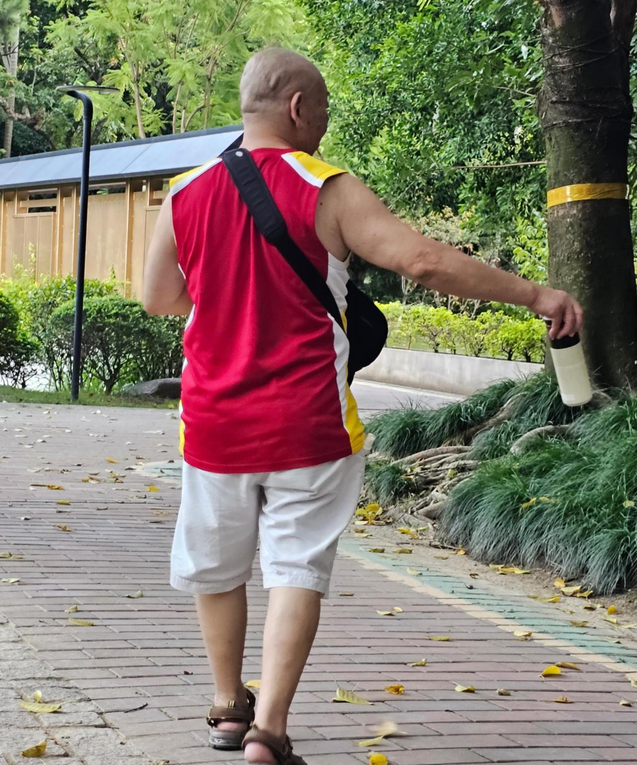 对门邻居坐过牢，一脸凶相。一天敲门，支支吾吾半天，说想借两千块钱，说工作不好找