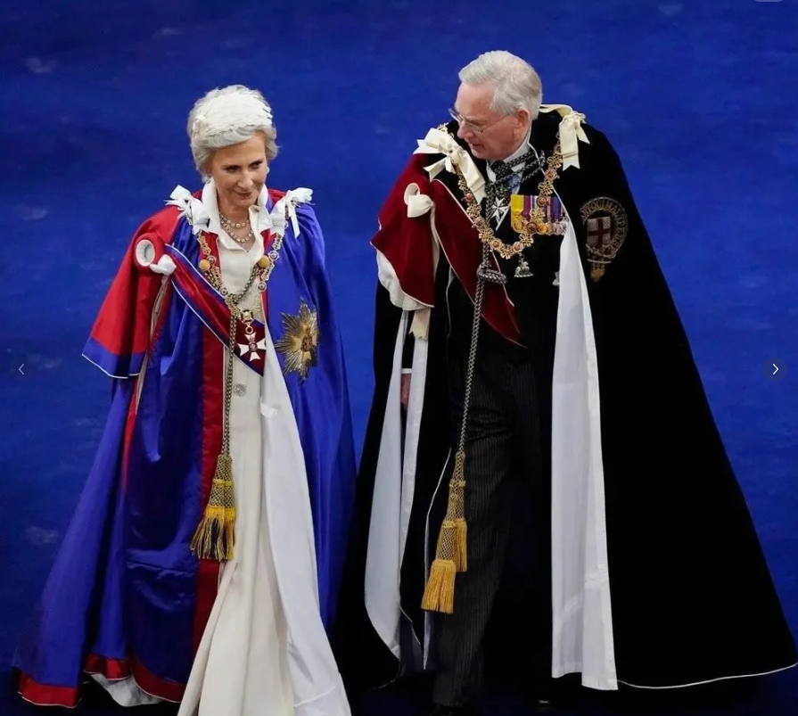 在查尔斯国王的加冕典礼上，一个令人瞩目的细节便是78岁的<em>格洛斯特</em>公爵眼神始终离不