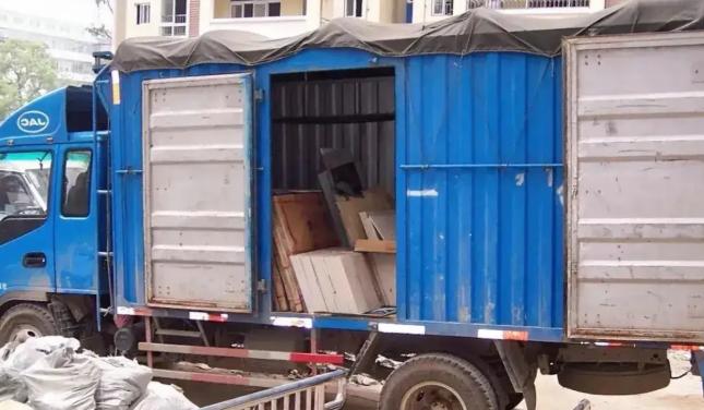 广西，一司机将1200多块瓷砖，运到目的地，岂料货主发现破了11块，不仅3600