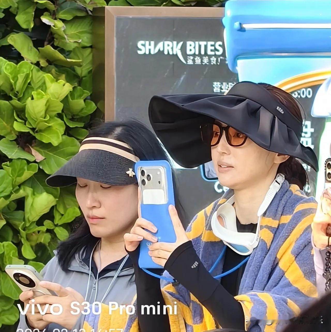 46岁董璇憔悴许多，岁月不饶人，哪有那么多不老女神，素颜的她面部浮肿，皮肤暗沉松