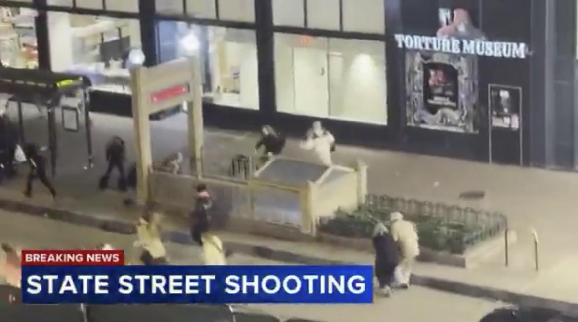 💥川普总统发文：芝加哥市中心Loop区发生大规模犯罪和骚乱。多名警察遭到袭