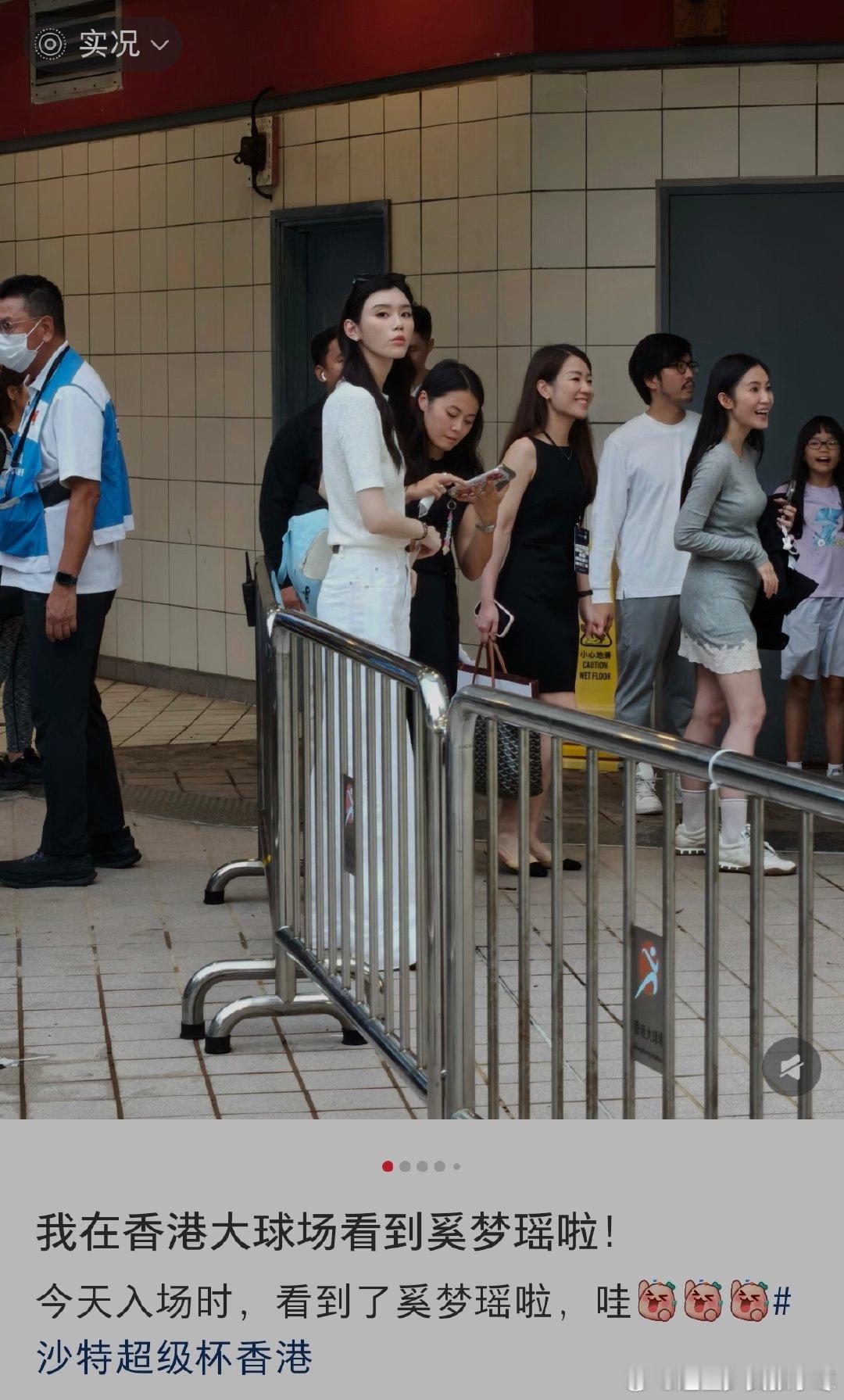 网友偶遇奚梦瑶带儿子看球赛网友看球赛偶遇奚梦瑶带儿子一起来支持C罗～小家伙不仅是