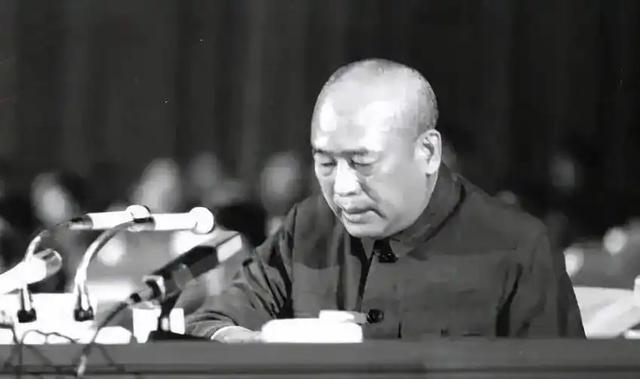1960年，石油部长余秋里为救大庆油田，请求罗瑞卿派飞机运5吨焊条，却被罗瑞卿怒