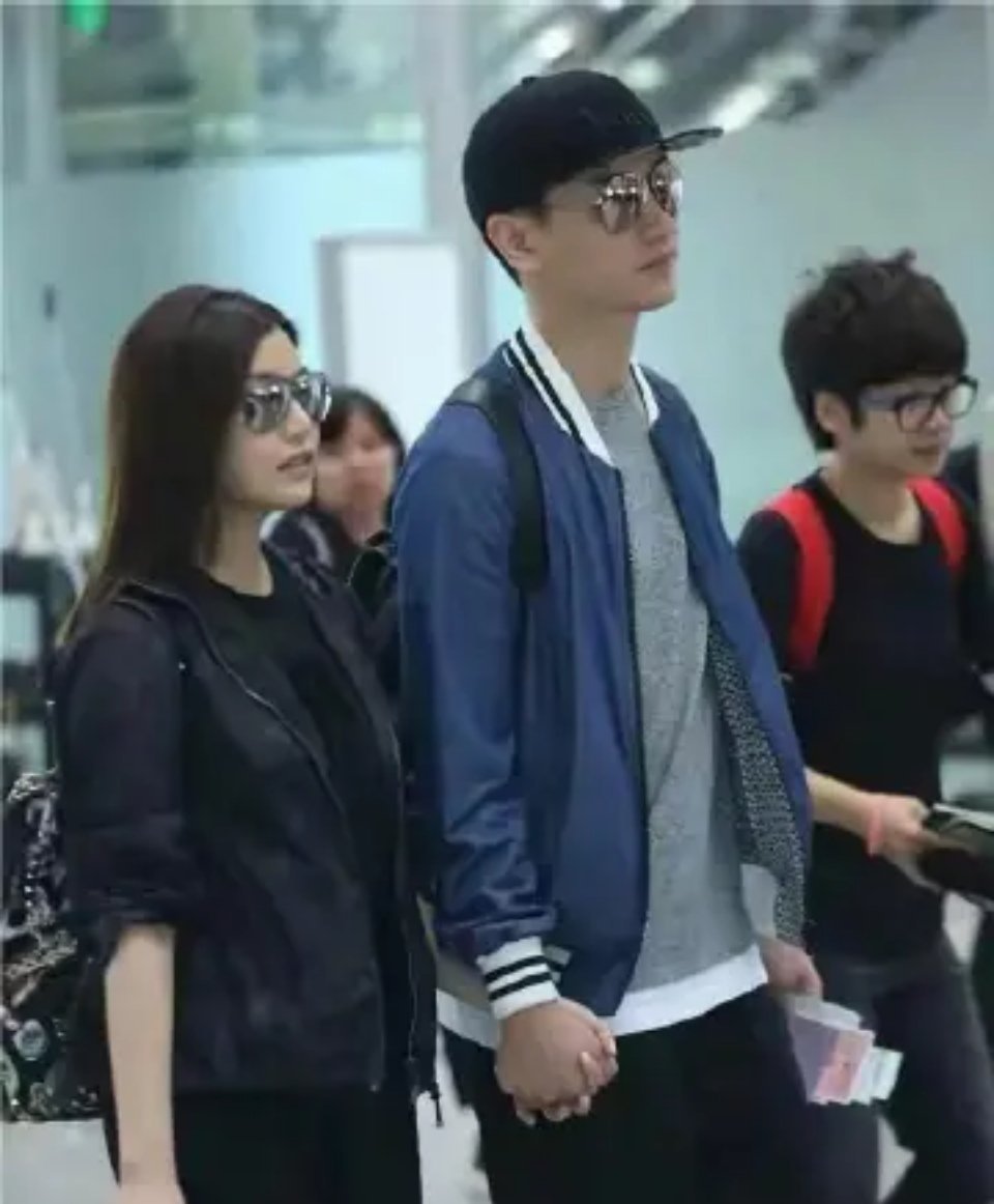 陈妍希和陈晓当年手牵手在机场秀恩爱，真的好让人羡慕