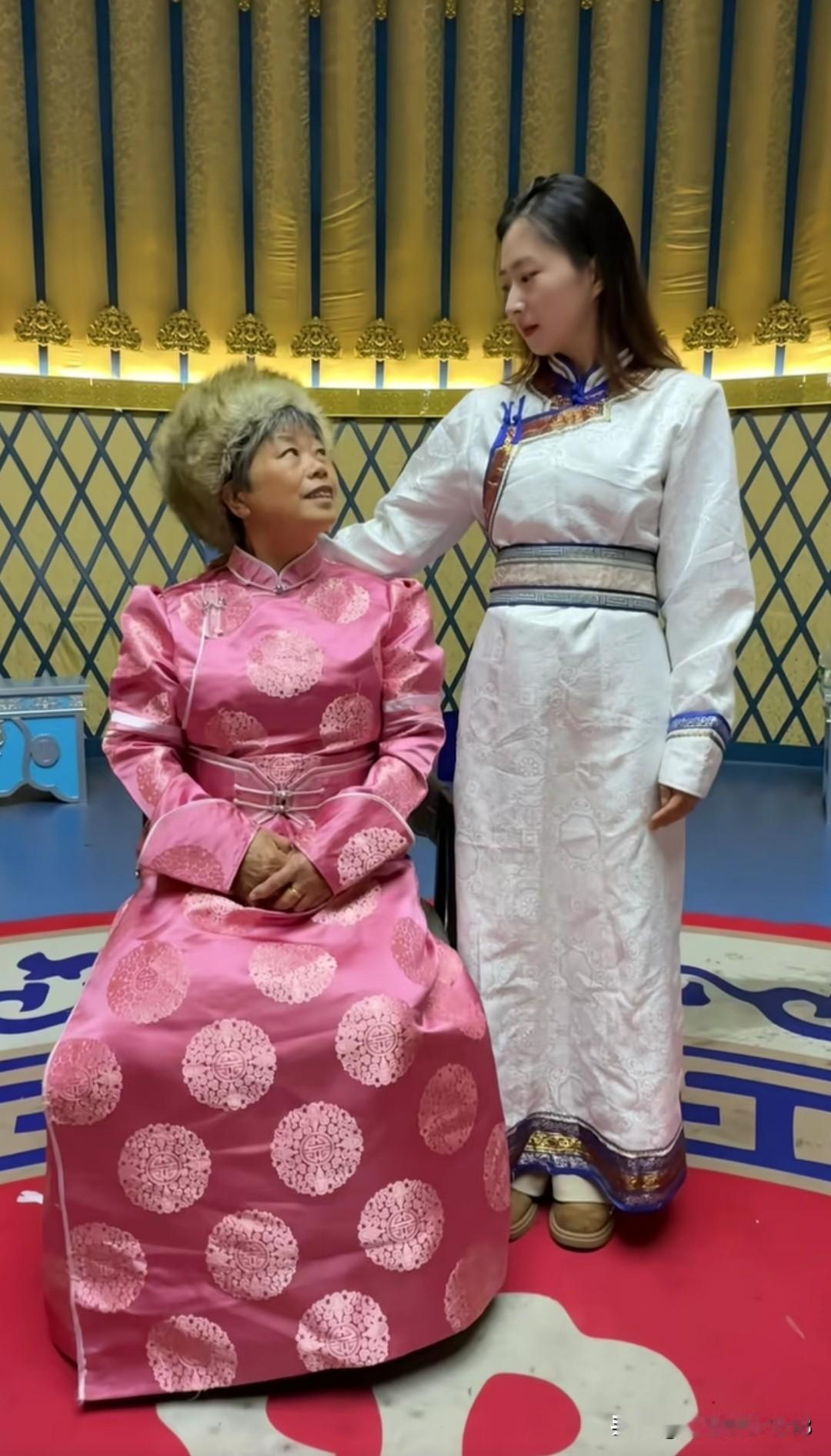 罗大美妈妈和妹妹国庆节在内蒙，母女俩穿民族传统服装真好看，大美妈妈思维清晰，表达