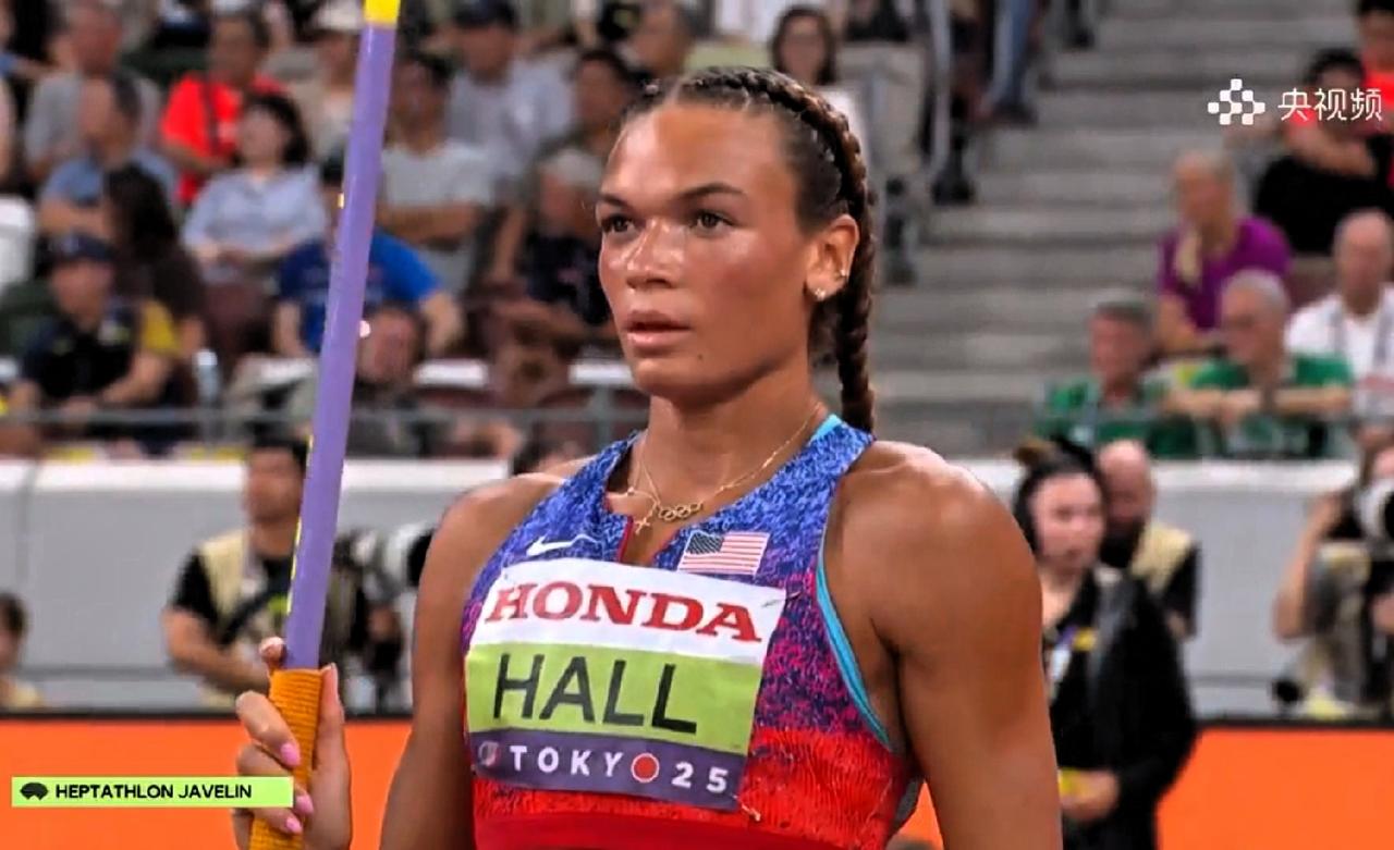 东京世界田径锦标赛女子七项全能第六项标枪比赛刚刚结束，在前五项以5041分领先的