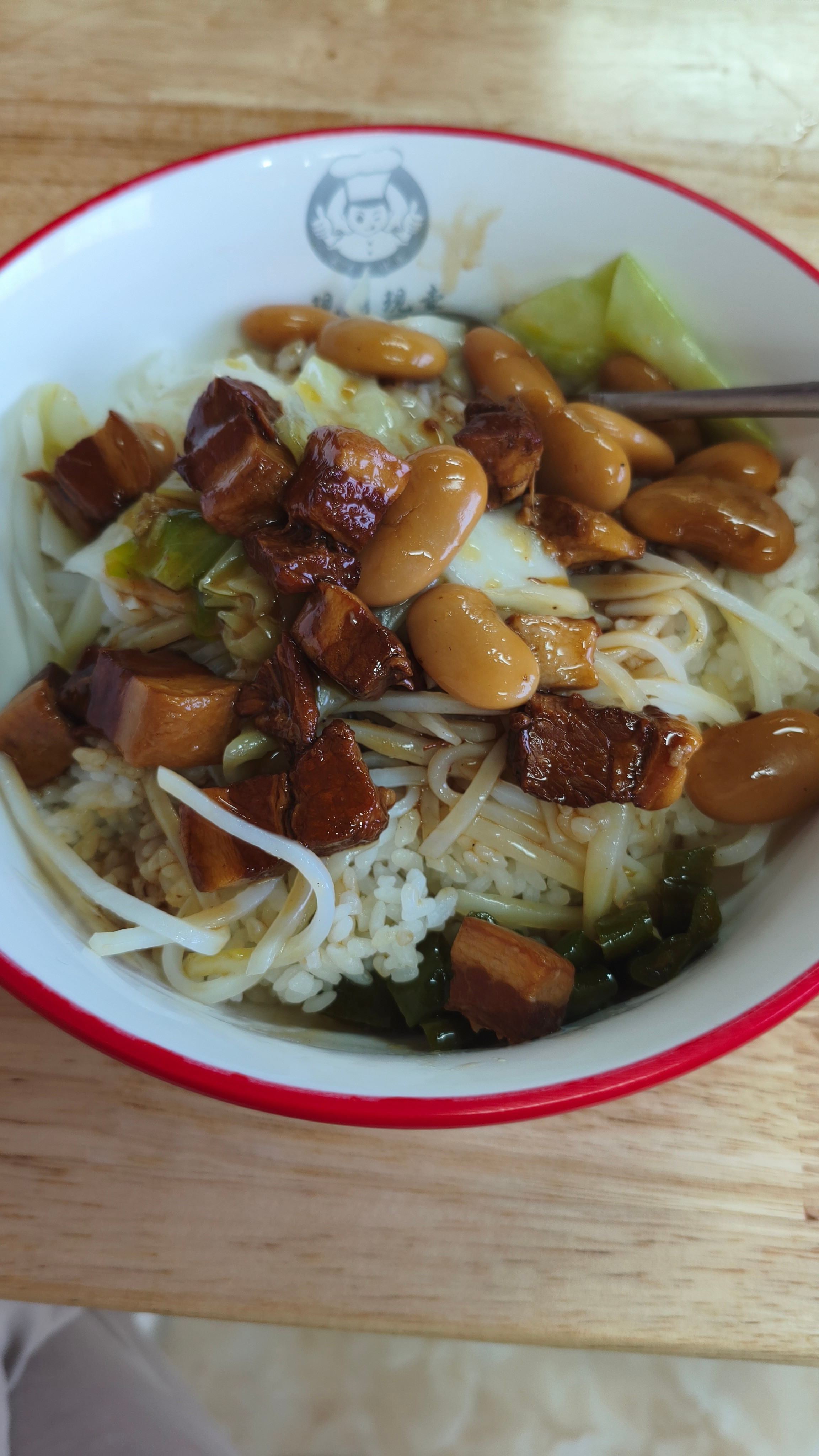 校门外吃饭，我点了红烧肉套饭，点之前，我再三确认，是不是预制菜老板娘说都是现卤的最后给我端上来的，看