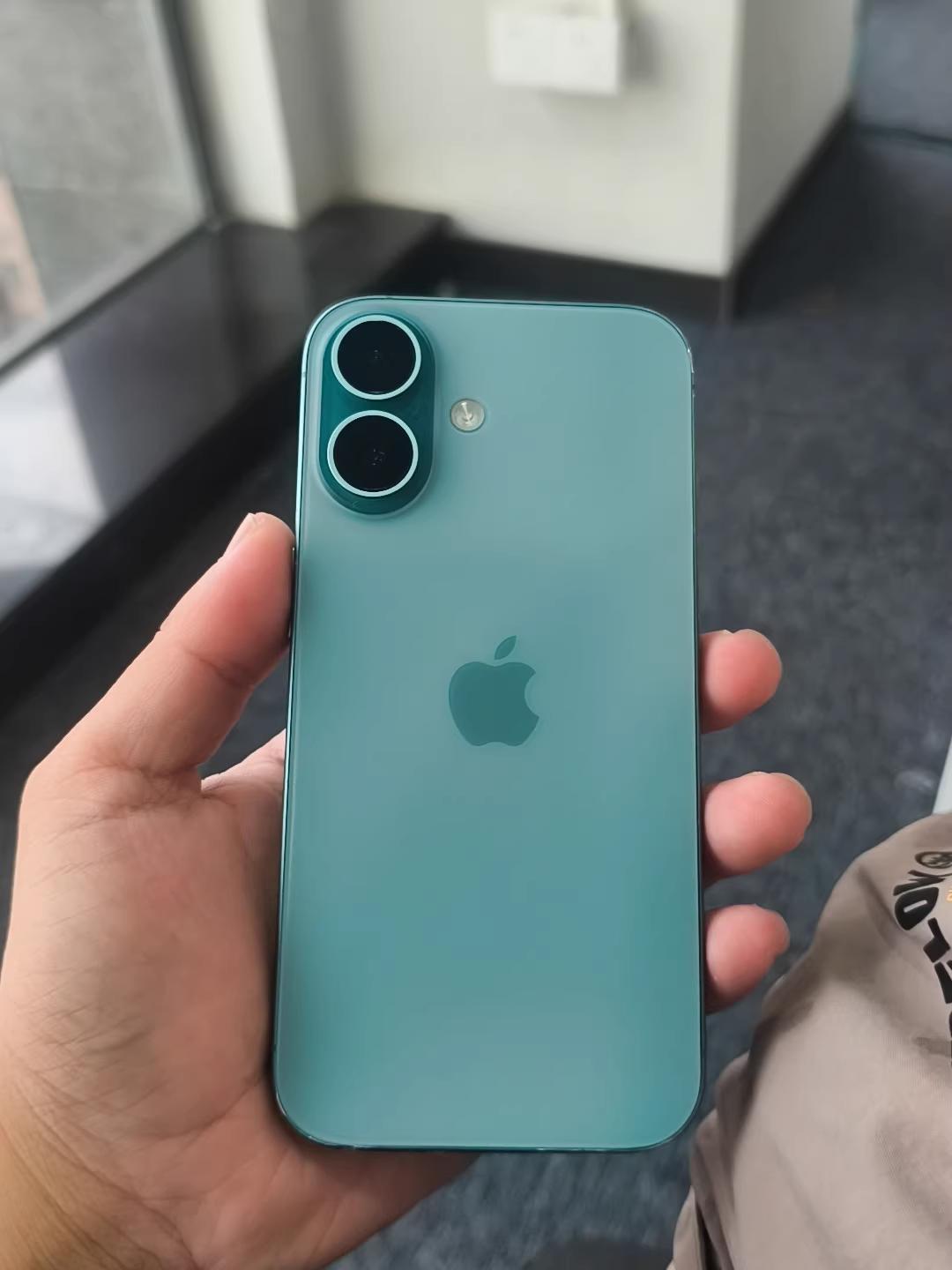 买iPhone基础款真不是智商税，五点理由很多人吐槽买iPhone基础款的很