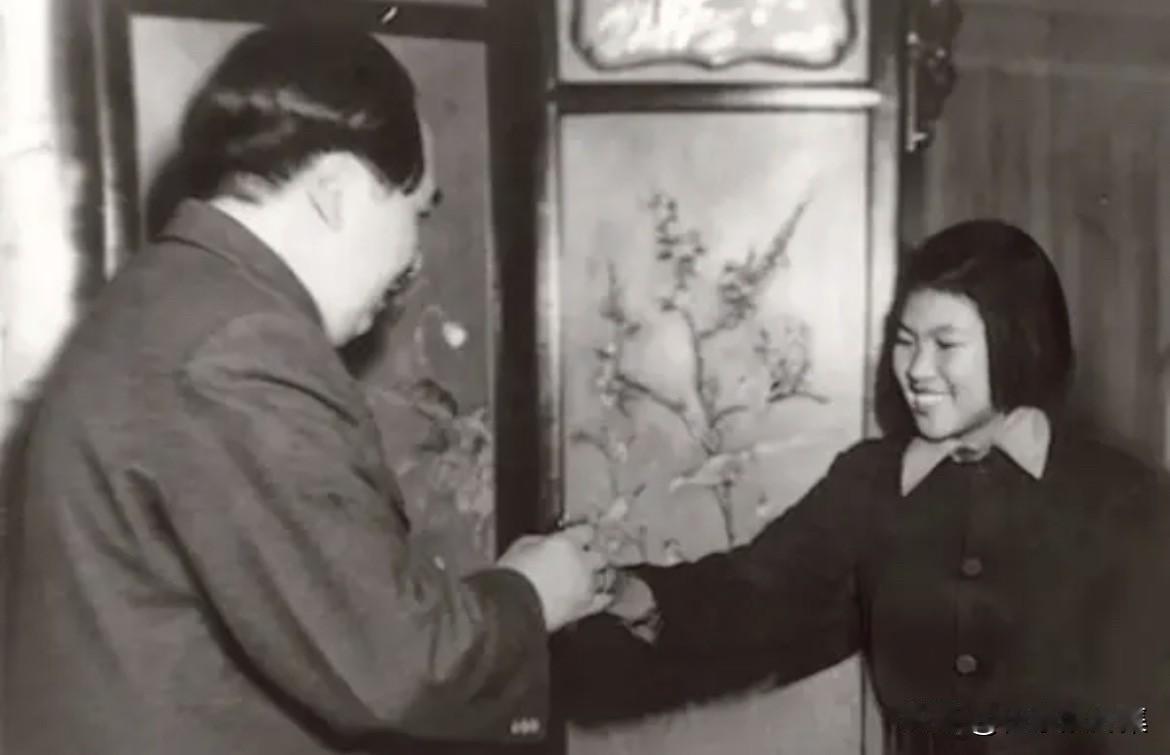 1951年，中南海国庆宴会中，郝建秀向毛泽东主席敬酒的珍贵瞬间。当时年仅16岁的