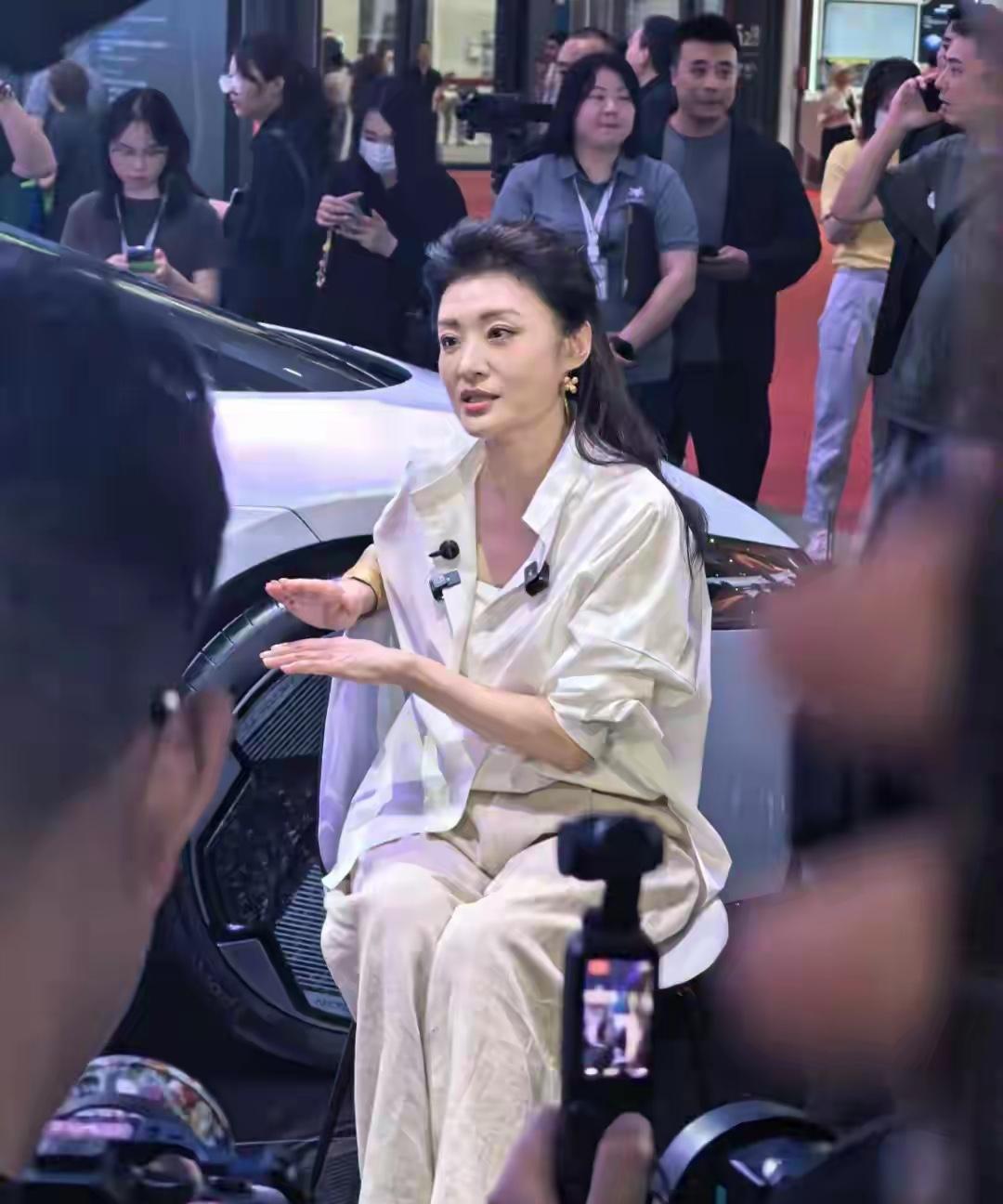 57岁的周涛还这么年轻，非常有气质