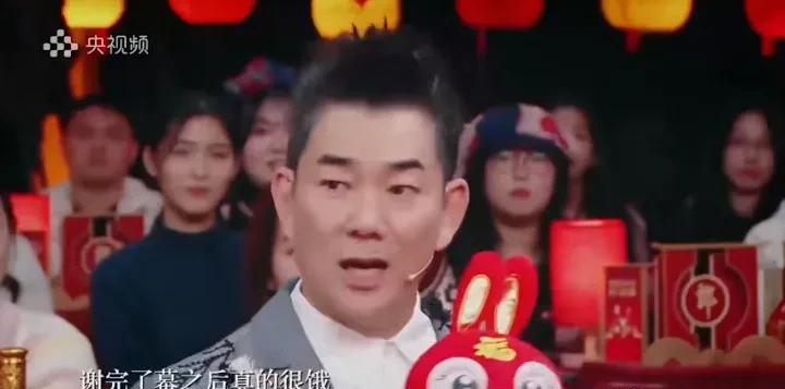 任贤齐1999年在央视春晚演唱完《对面的女孩看过来》后，在后台问导演要盒饭吃，导