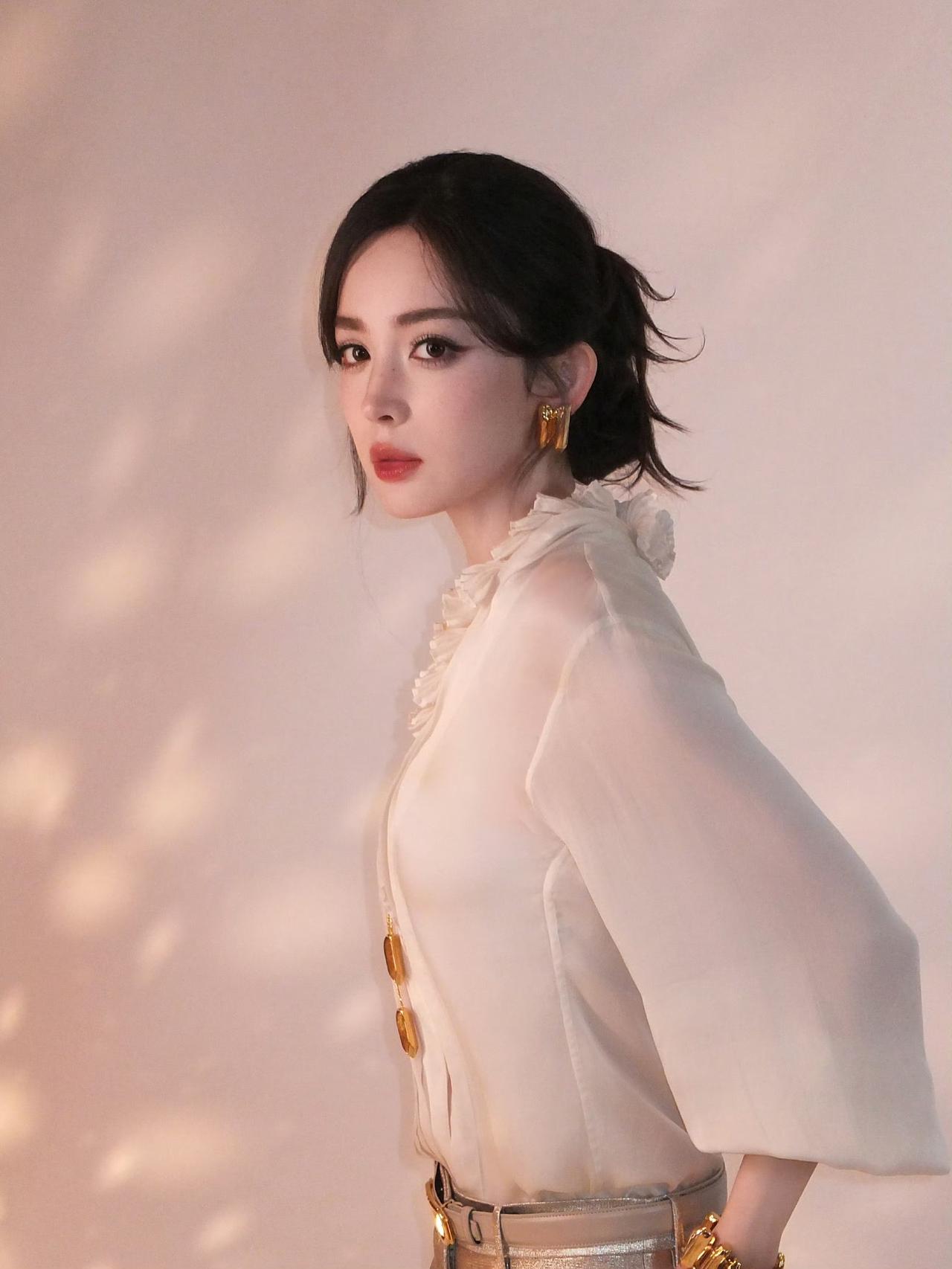 神女下凡，CCD相机的复古质感和雀斑妆增添野性可爱[滑稽笑]古力娜扎