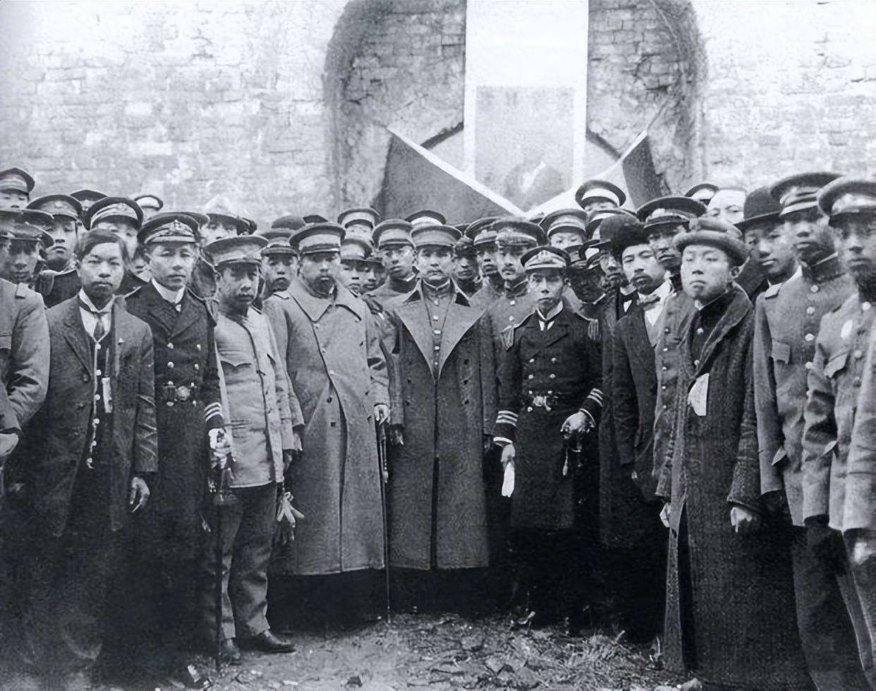 1912年2月15日，孙中山先生率领南京临时政府文武官员拜谒南京明孝陵时的合影。
