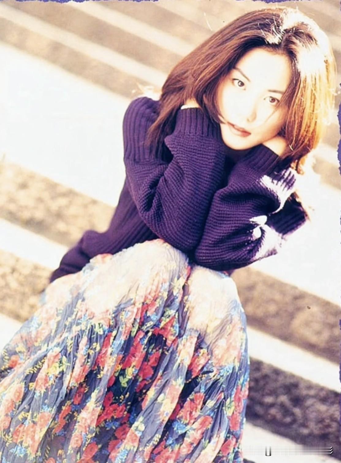 🧡港星女神王菲穿搭美照👇为啥一直被模仿，从没被超越‼️深紫毛衣配碎花裙，