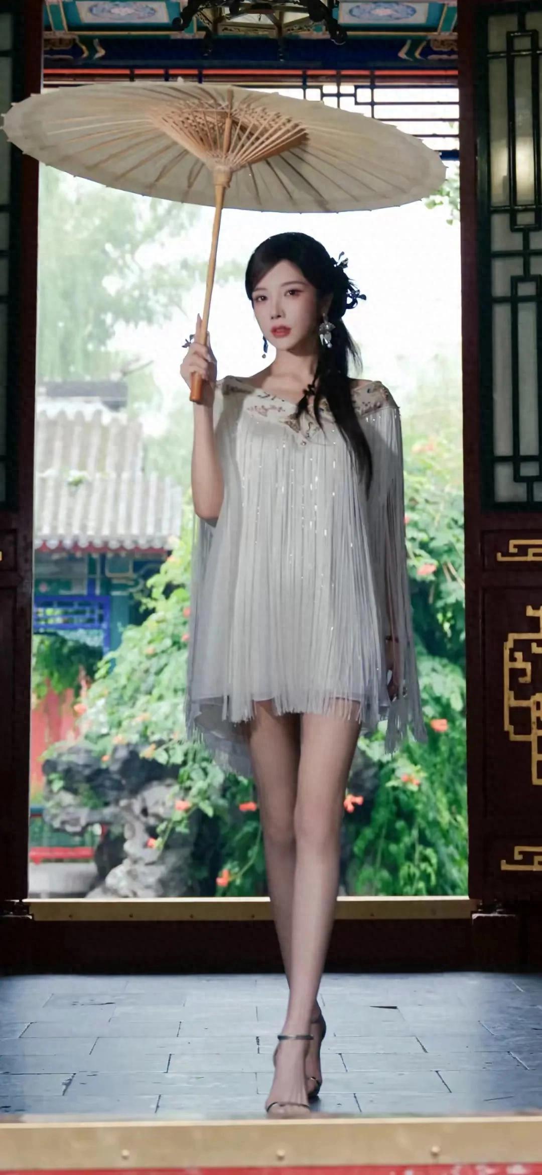 戴燕妮这腿好直啊[赞][赞][赞]