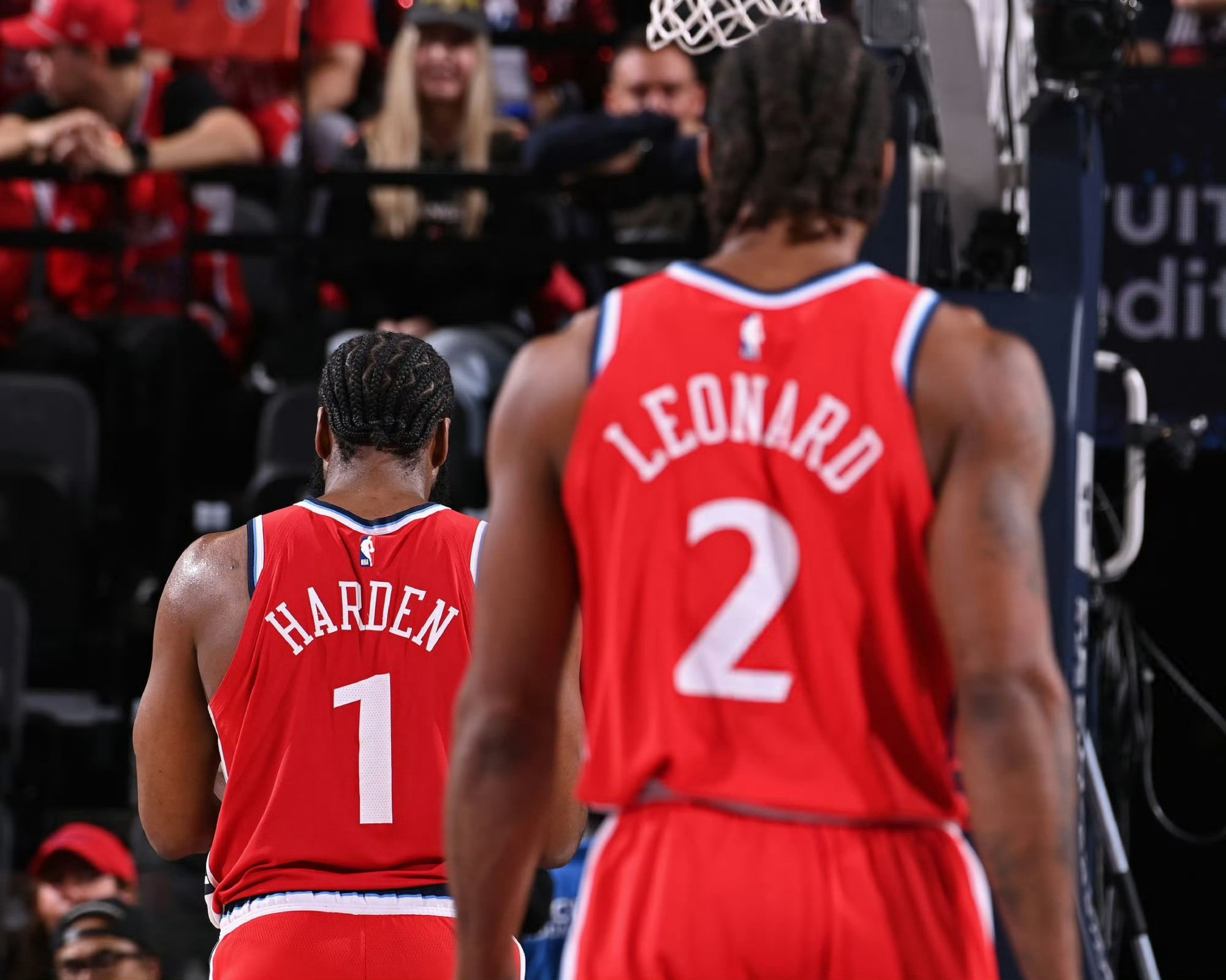 哈登否认主动申请交易的说法，并感谢快船。ESPN名记RamonaShelbur