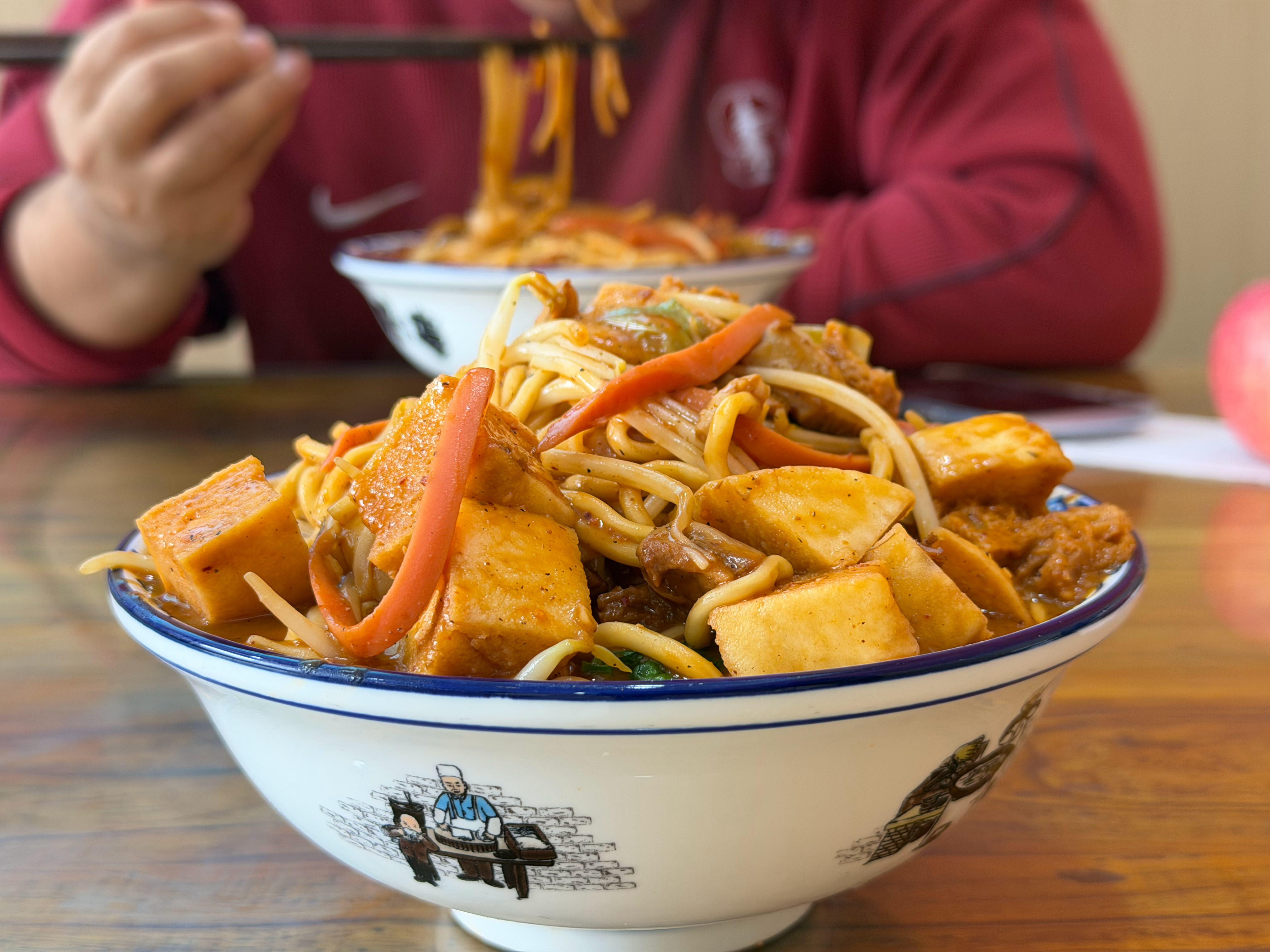 有人知道这是什么美食吗？担担面、凉皮、白吉馍炒在一起还有点黏糊糊的麻辣烫的感觉呢