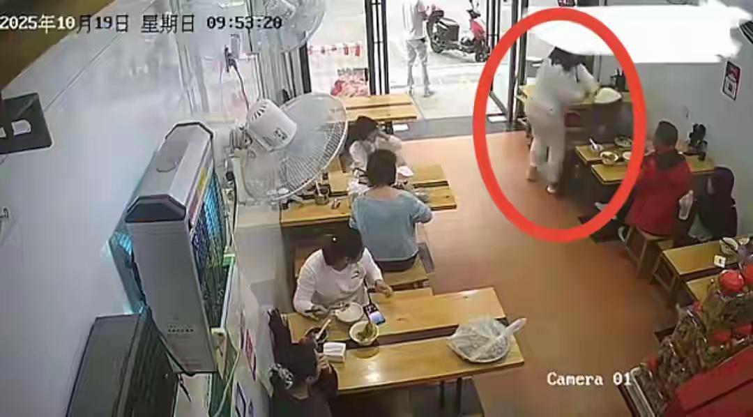 胖美女把滚烫的面扣到了邻座男人的头上，抬腿就跑，一碗面惹了大麻烦一家