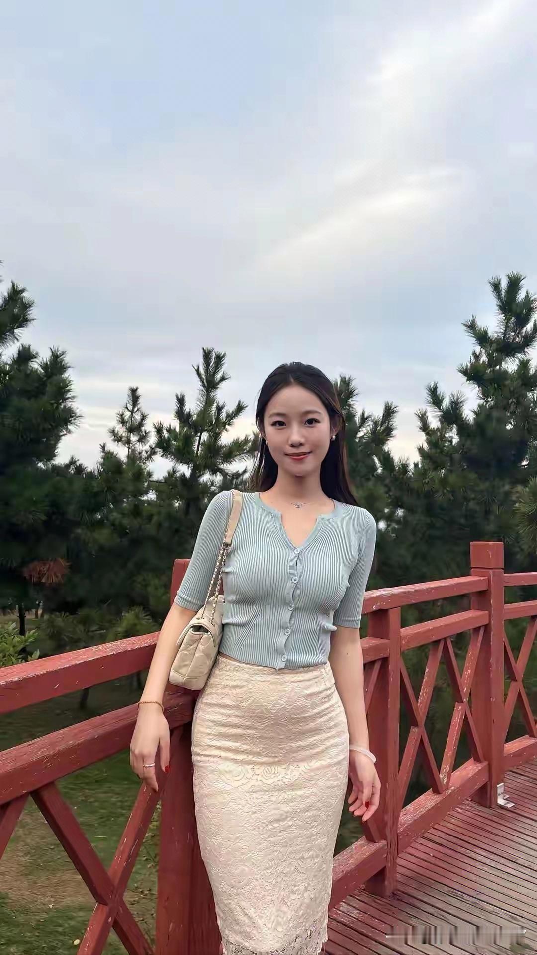 夏天选优雅气质穿搭，浅蓝色上衣配米色长裙这对CP绝了！浅蓝色自带清凉感，像晨雾