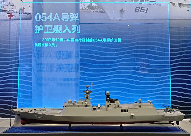 2026年7月那张054AG护卫舰飞行甲板上直-20J真机起降测试的照片，让