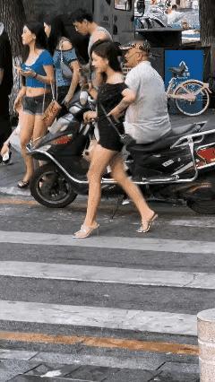 这环卫大叔故意的吧[捂脸哭]