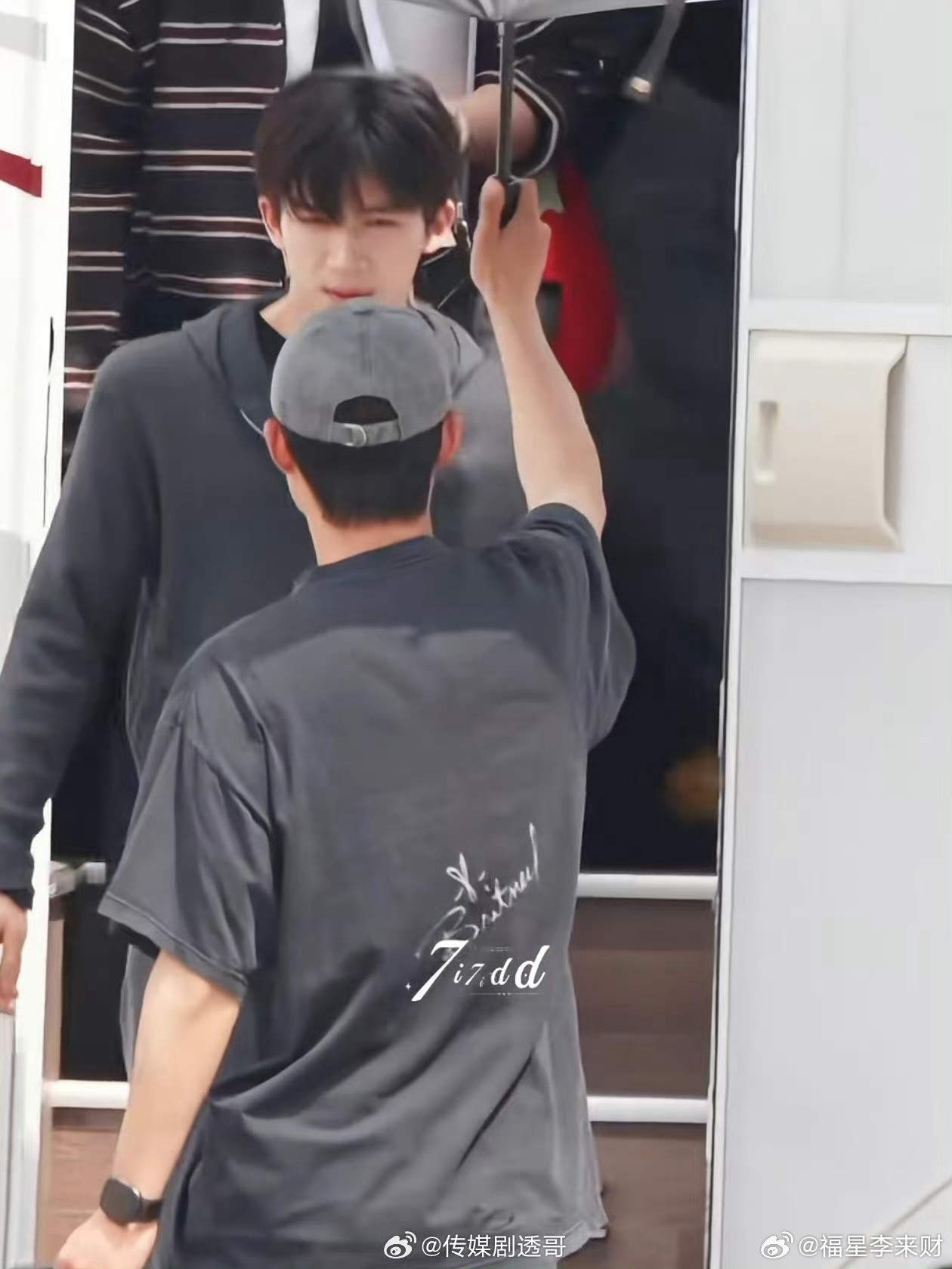 花少制片人探班王星越，在谈合作了