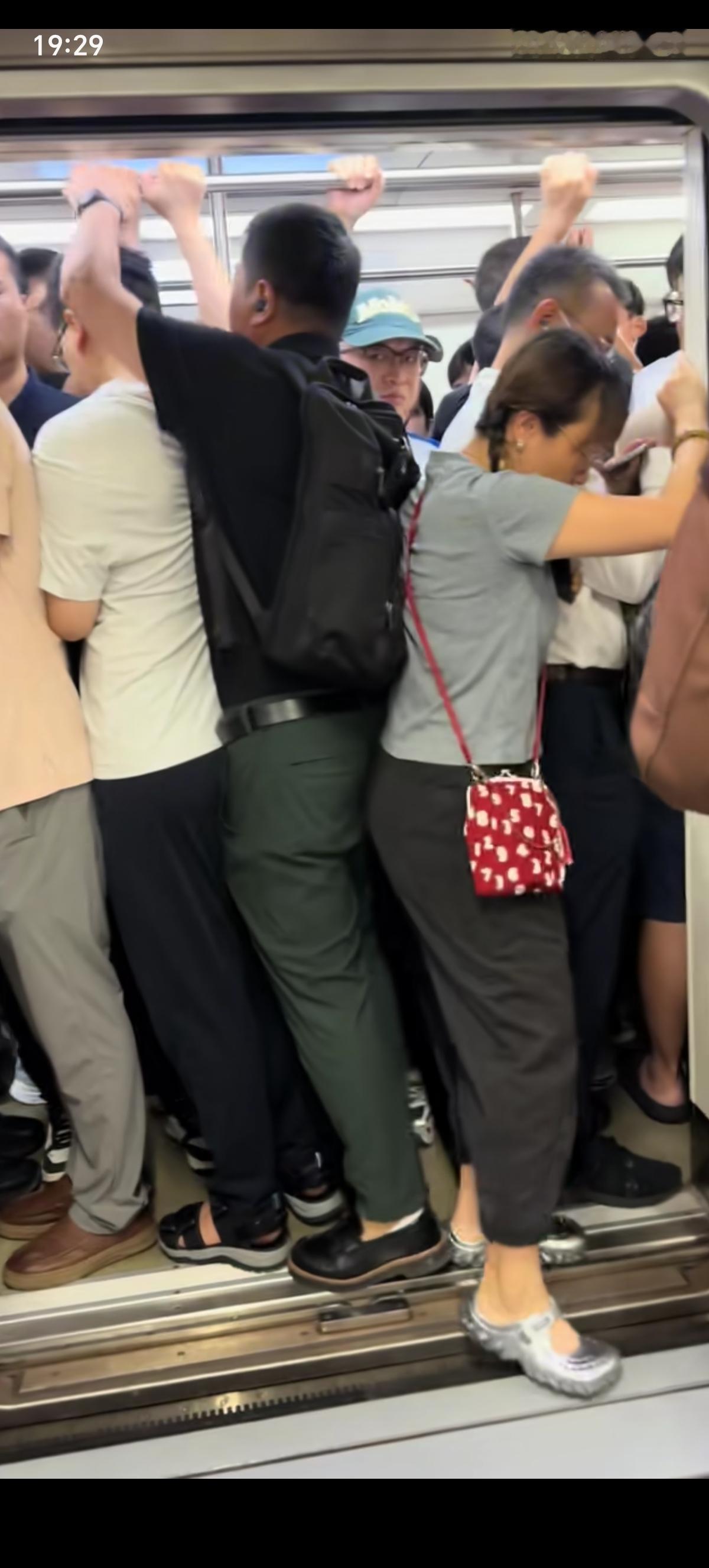 北京的地铁真是拥挤啊，赶着上班的男女为了争夺进车厢的名额用力的挤着。一男一女俩人