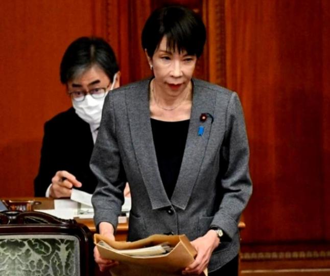 罕见翻脸！日本硬扛美国制裁，看似硬气，实则首相快要坐不稳了在美日关系一向以“