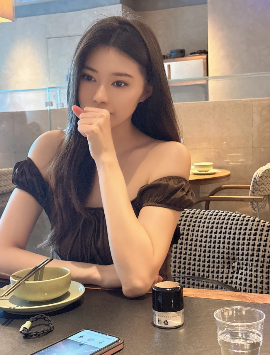 认识两个月，昨天开了三个小时的车去见她。到楼下提前半小时打了电话。她...