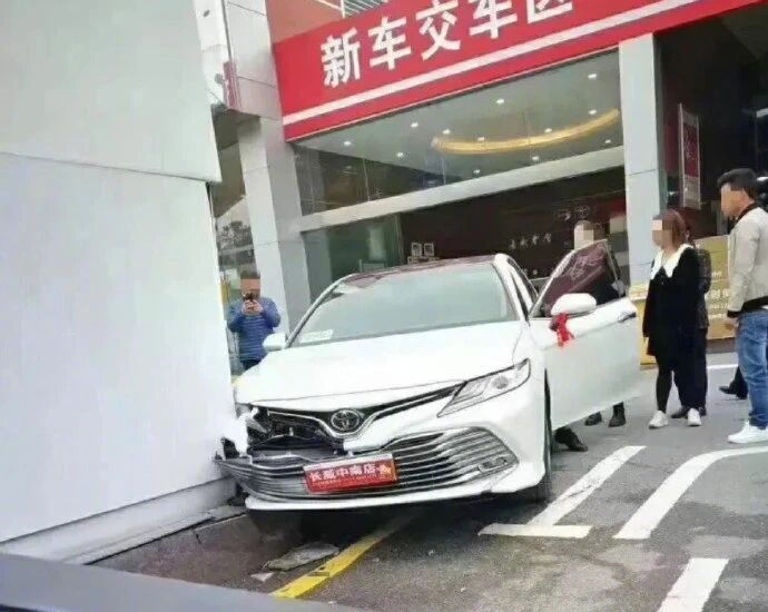 交车5米，还没开出大门呢…