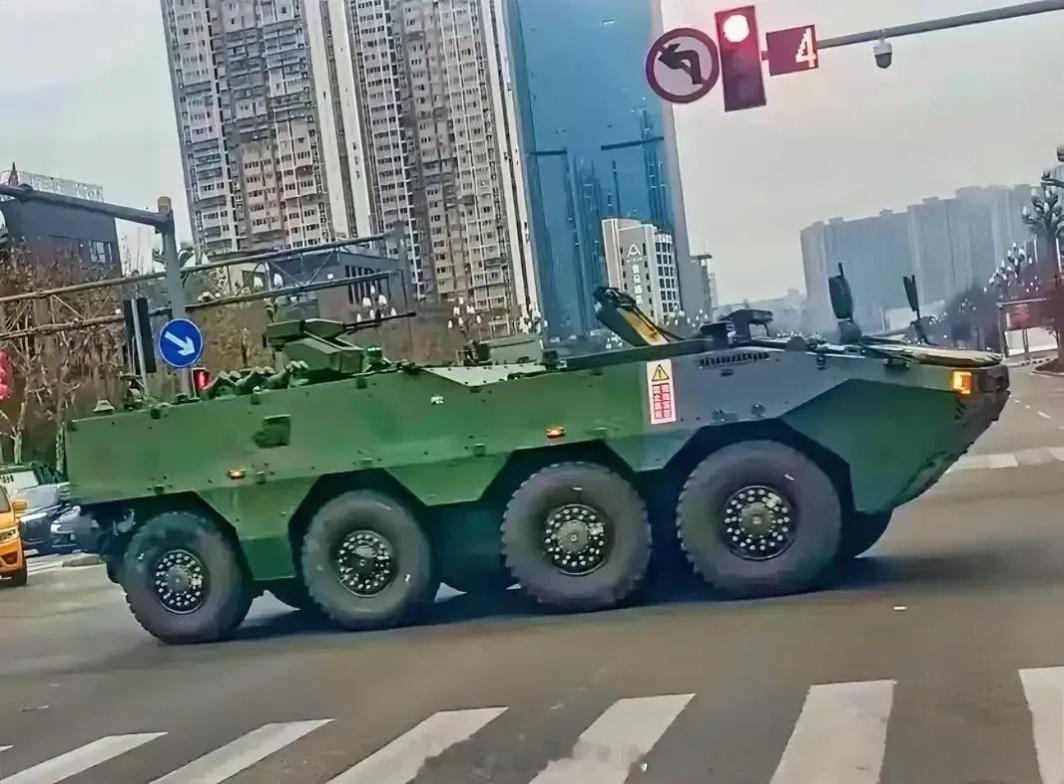 新型轮式装甲运兵车[doge]（网图）