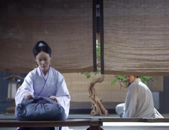 东晋书法家王羲之的儿子王献之，被公主看中了，欲成驸马。他却拿着燃烧着的艾草，向自