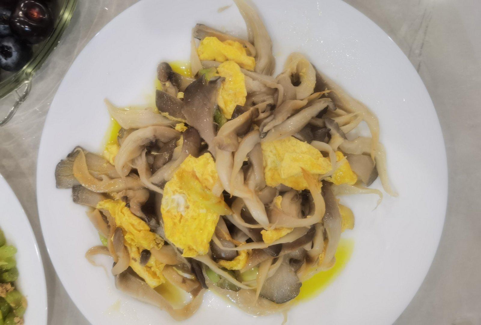 晚餐时间，又是饭菜不够水果来凑的一顿