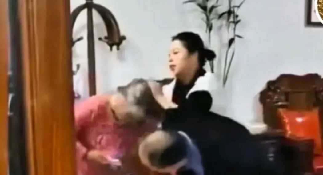 因为吵架我骂了儿媳的妈妈，儿媳吼着说你再骂一次，我气急又骂了一次，儿媳就去门口把