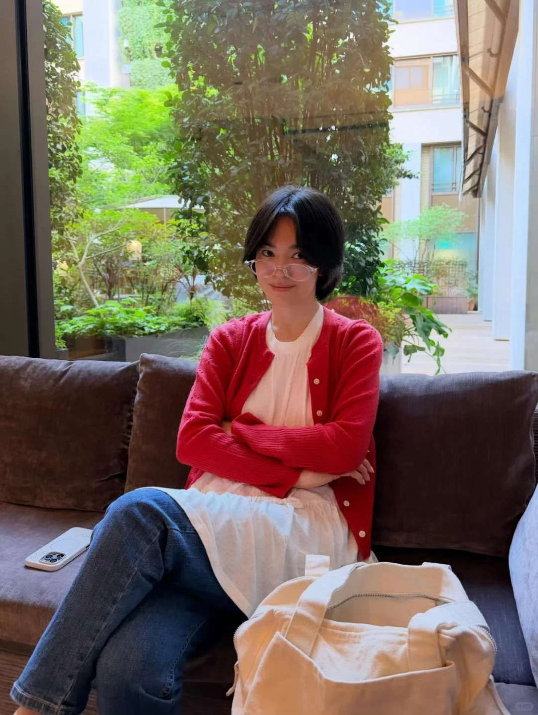 宋慧乔更新ins。年纪大了戴这种透明眼镜好像老花镜