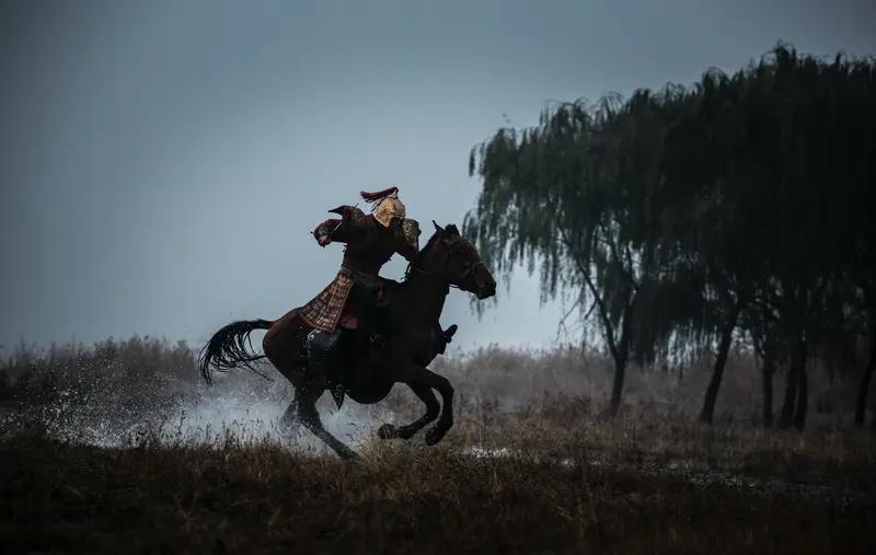 很多人一提起《水浒传》，就只想到“打打杀杀”“兄弟义气”“好汉上梁山”。但如果你